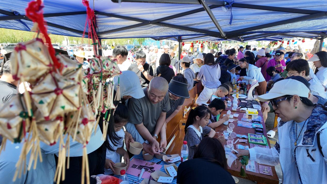 广大游客与当地群众开展民俗手工体验。何可人摄