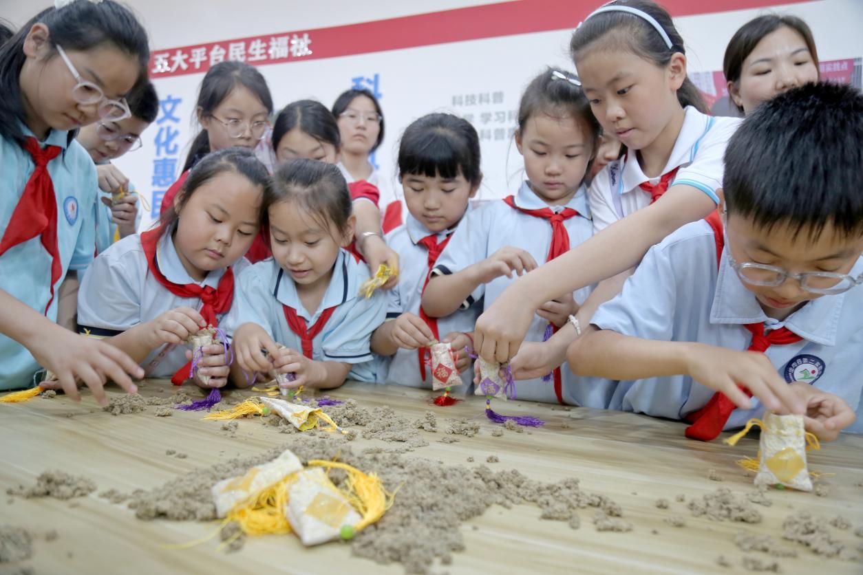 研学学生在新时代文明实践中心体验传统民俗。郭江鹏摄