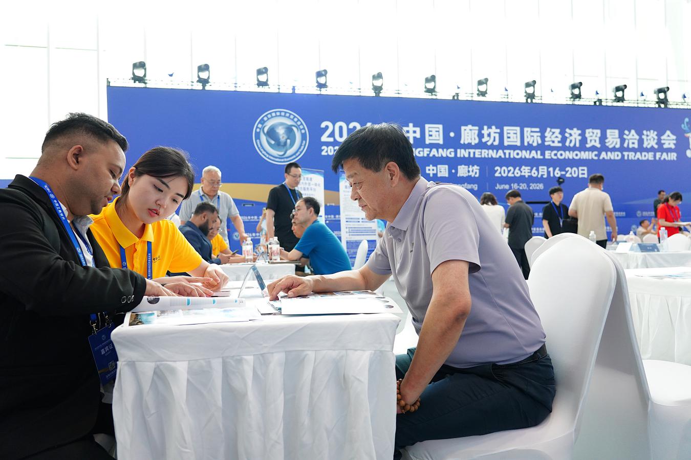在廊坊经洽会上，来自沧州南皮的一家企业负责人（右）与孟加拉国客商洽谈。傅新春摄
