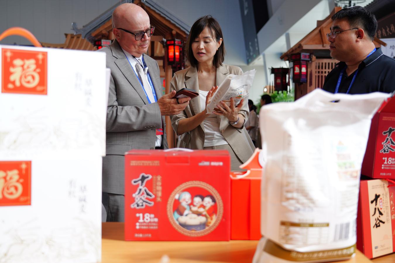 外商在了解沧州旱碱麦产品。傅新春摄