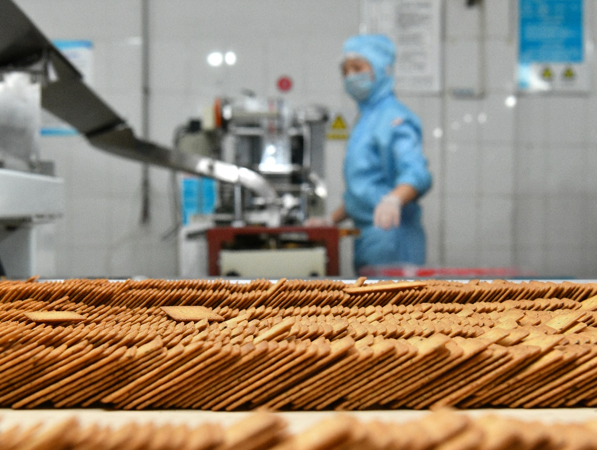 6月12日，工人在位于肃宁县付家佐镇的河北世纪华奥食品工业有限公司生产车间工作。苑立伟摄