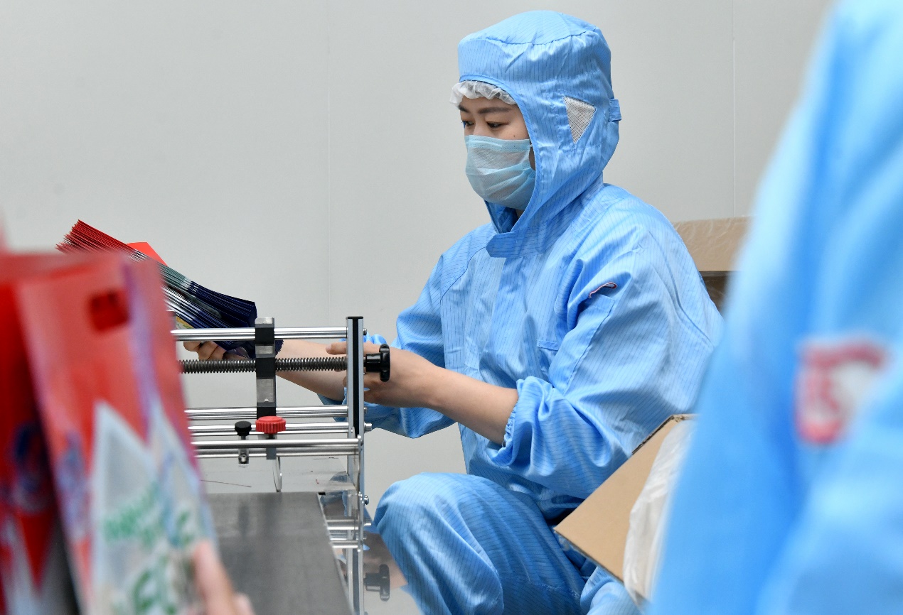 6月12日，工人在位于肃宁县付家佐镇的河北世纪华奥食品工业有限公司生产车间工作。苑立伟摄