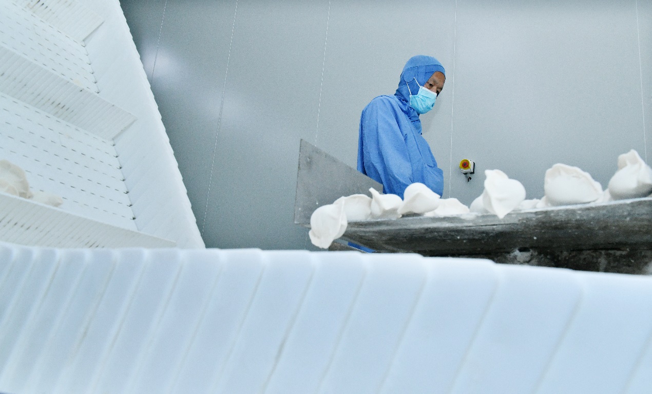6月12日，工人在位于肃宁县付家佐镇的河北红实食品有限公司生产车间工作。苑立伟摄