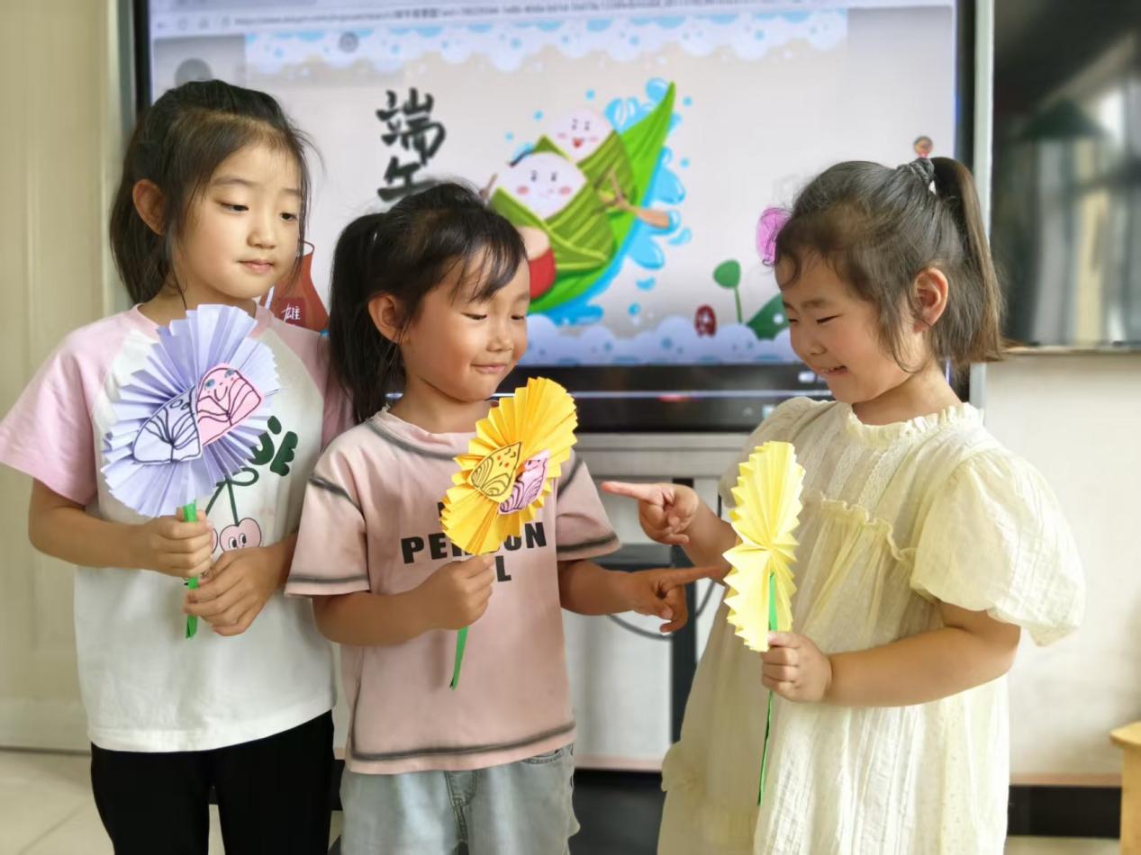 毕家瞿阝幼儿园的小朋友交流端午节手工作品。佟苏美摄