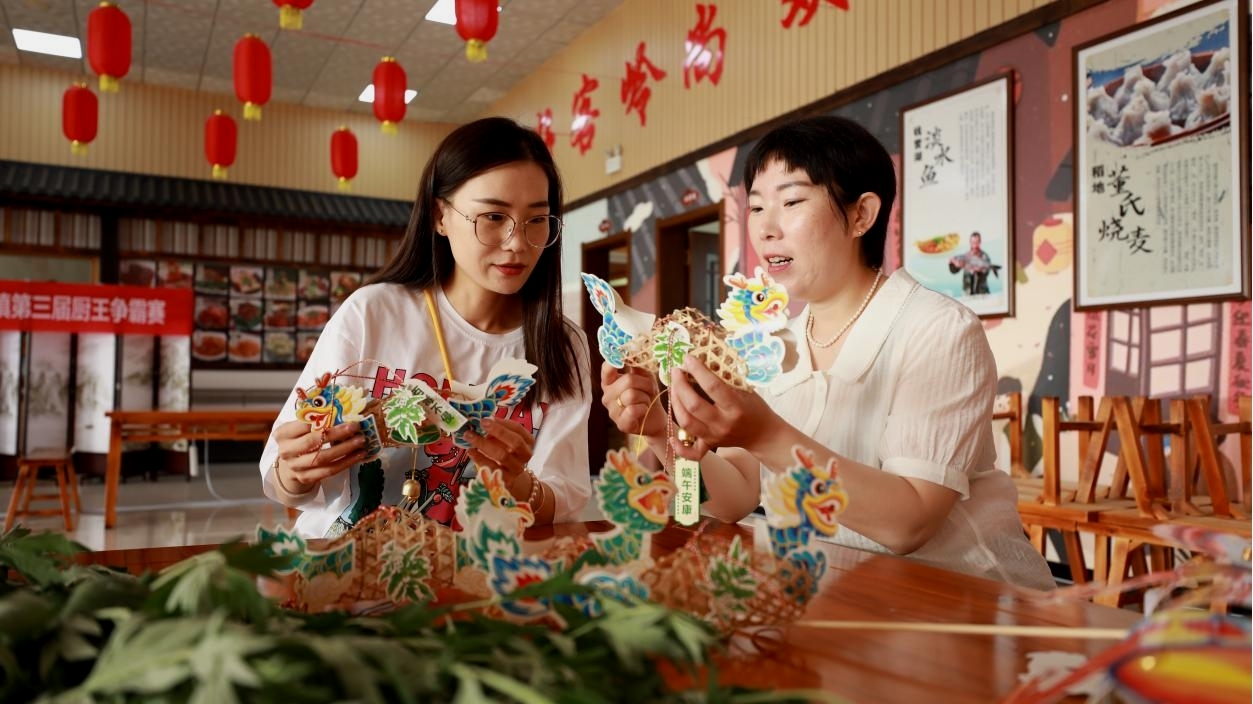 胥各庄镇机关干部做龙舟工艺品。张良摄