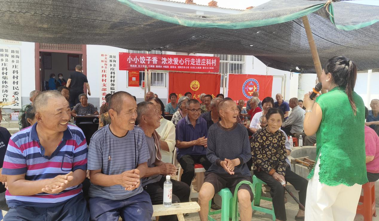 志愿者走进路桥乡庄科村开展公益关爱活动。郝立翠摄