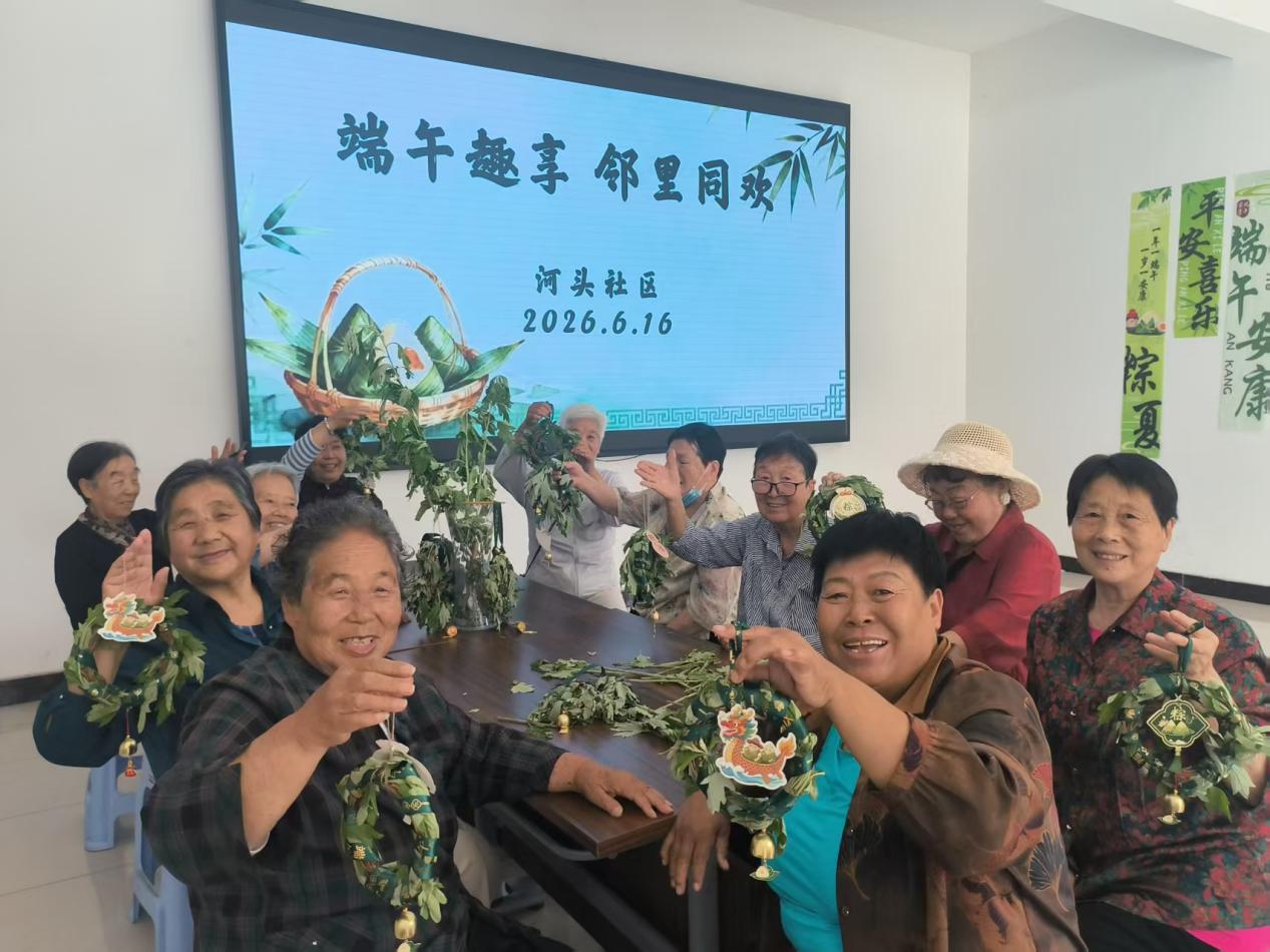 河头社区居民展示制作好的艾草花环。王琬琦摄