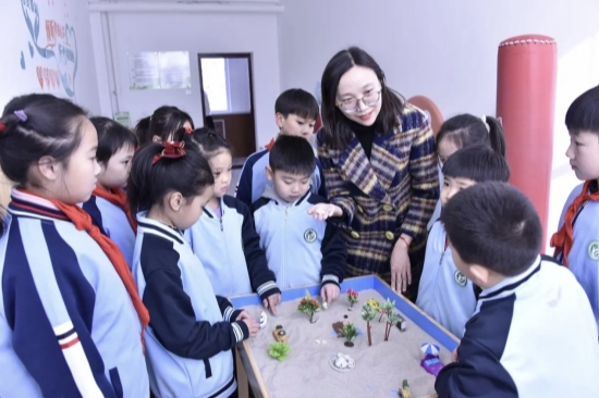 唐山市路南区友谊里小学老师带领学生体验心理沙盘。河北省教育厅供图