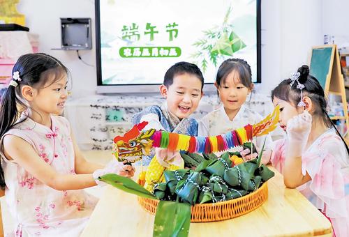6月17日，张家口市桥东区第一幼儿园的小朋友在制作龙舟创意拼盘。张家口市桥东区第一幼儿园开展丰富多彩的趣味游戏活动，在寓教于乐中让孩子们体验多彩的端午民俗。本报记者 耿 辉摄