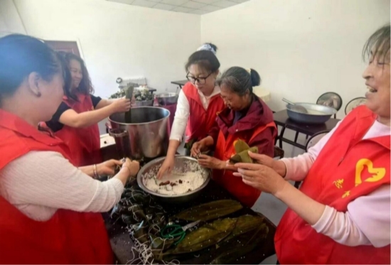 工作人员正在包粽子。童伟摄
