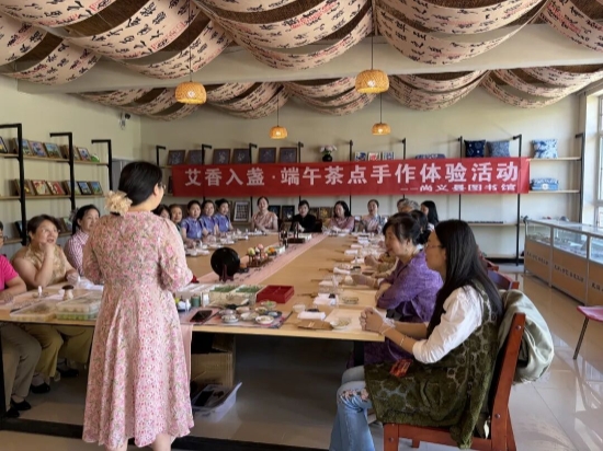 李学丽正在向大家科普端午节习俗。任晓晨摄