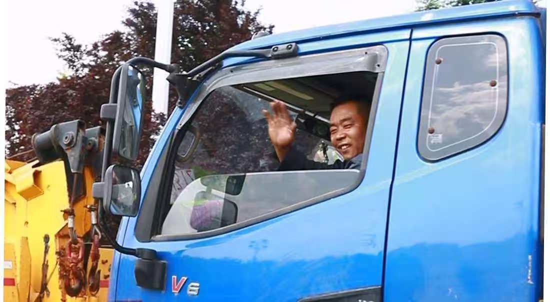 来自河南的农机手孟祥坤向提供帮助的河北高速工作人员告别。河北高速集团石安分公司供图