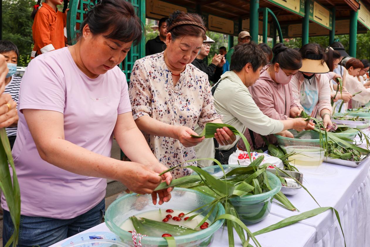 家庭包粽子趣味赛现场。崔萌摄