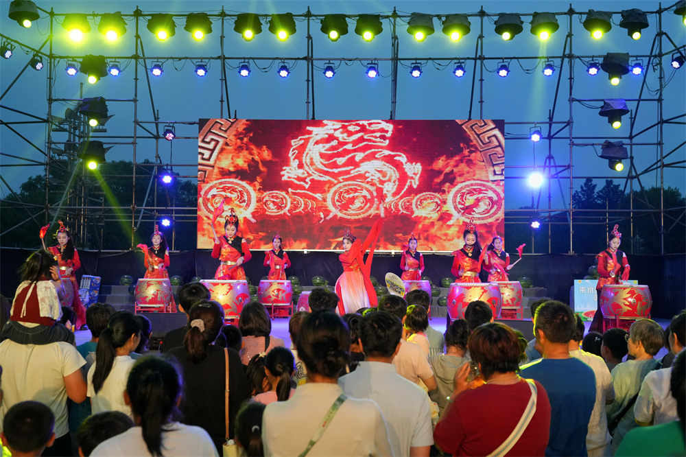 6月18日，热闹的战鼓舞蹈拉开马庄西瓜节序幕。张泽慧摄