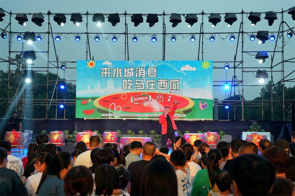 6月18日，在马庄西瓜节上，来自赵店子镇的本土艺人为市民献唱。张泽慧摄