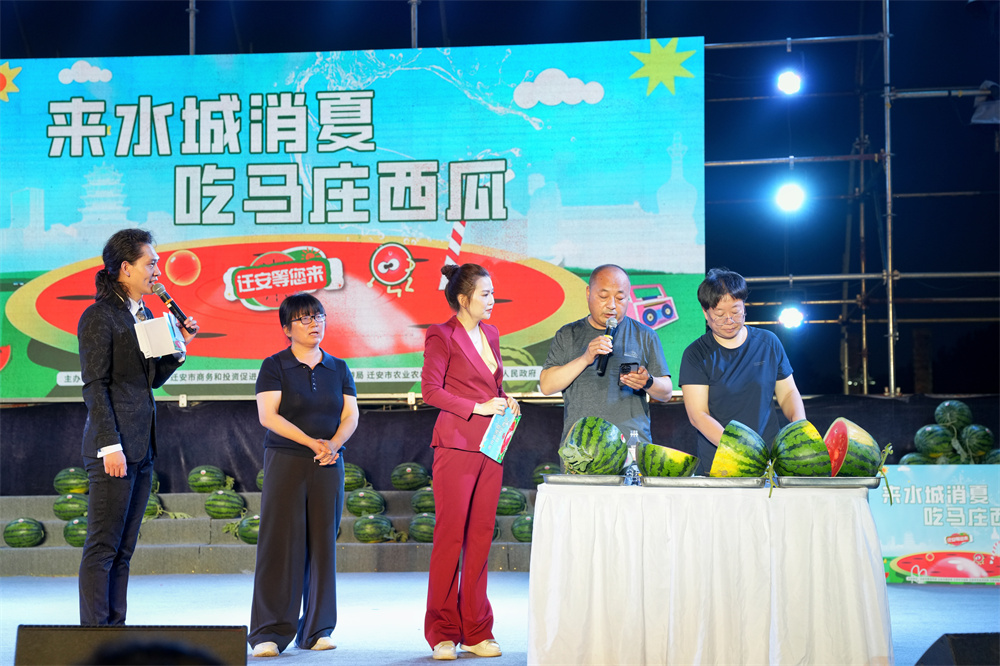 6月18日，在马庄西瓜节上，迁安市农业农村局工作人员公布现场测量的西瓜甜度数据。张泽慧摄
