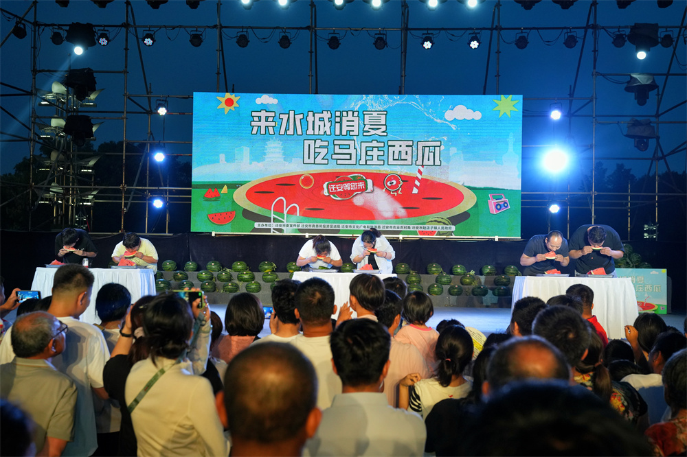 6月18日，在马庄西瓜节上，市民参加趣味吃西瓜比赛。张泽慧摄