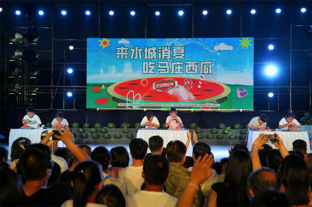 6月18日,在马庄西瓜节上,市民参加趣味吃西瓜比赛。张泽慧摄