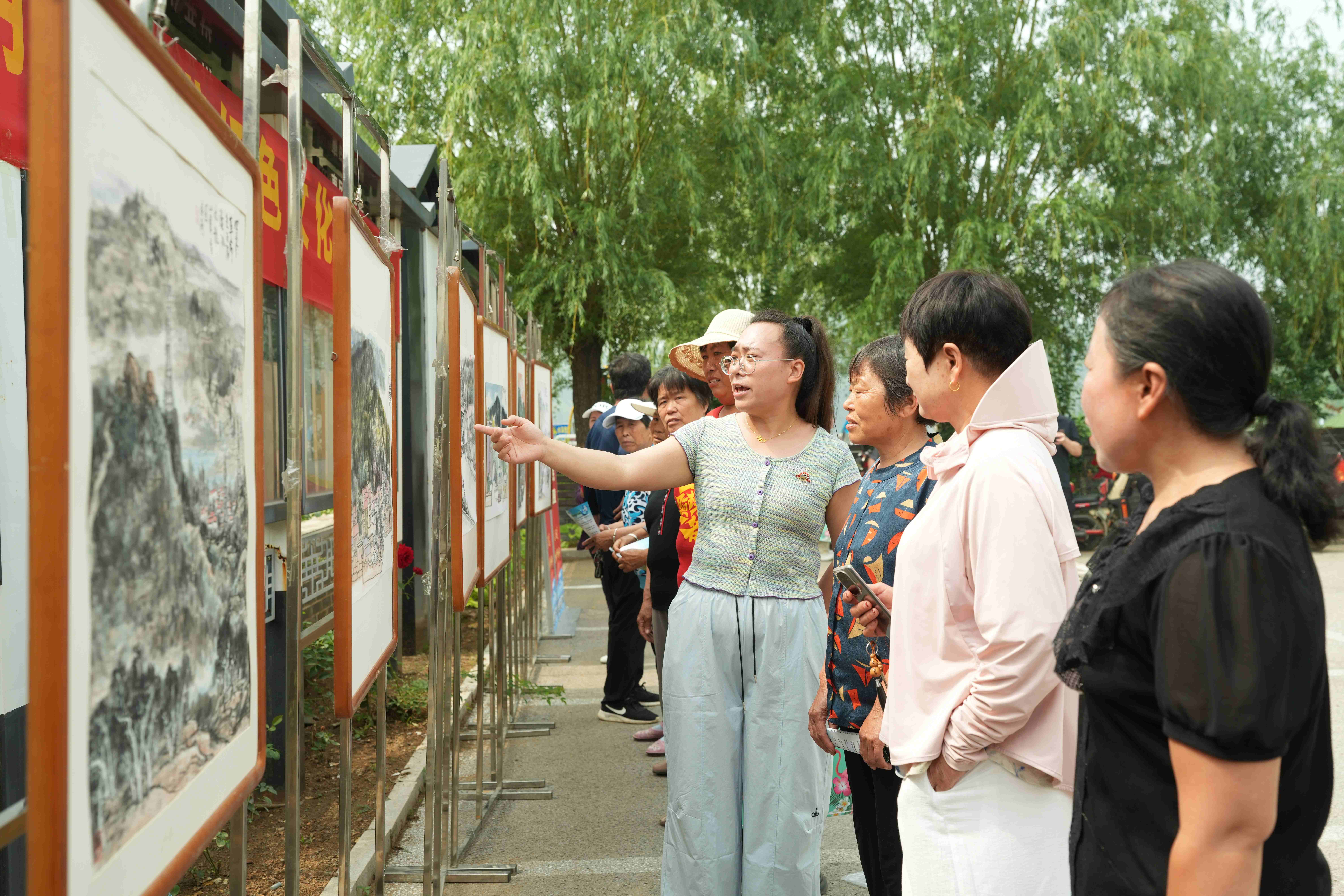 村民正在参观长城文明实践带红色文化作品展。张泽辉摄