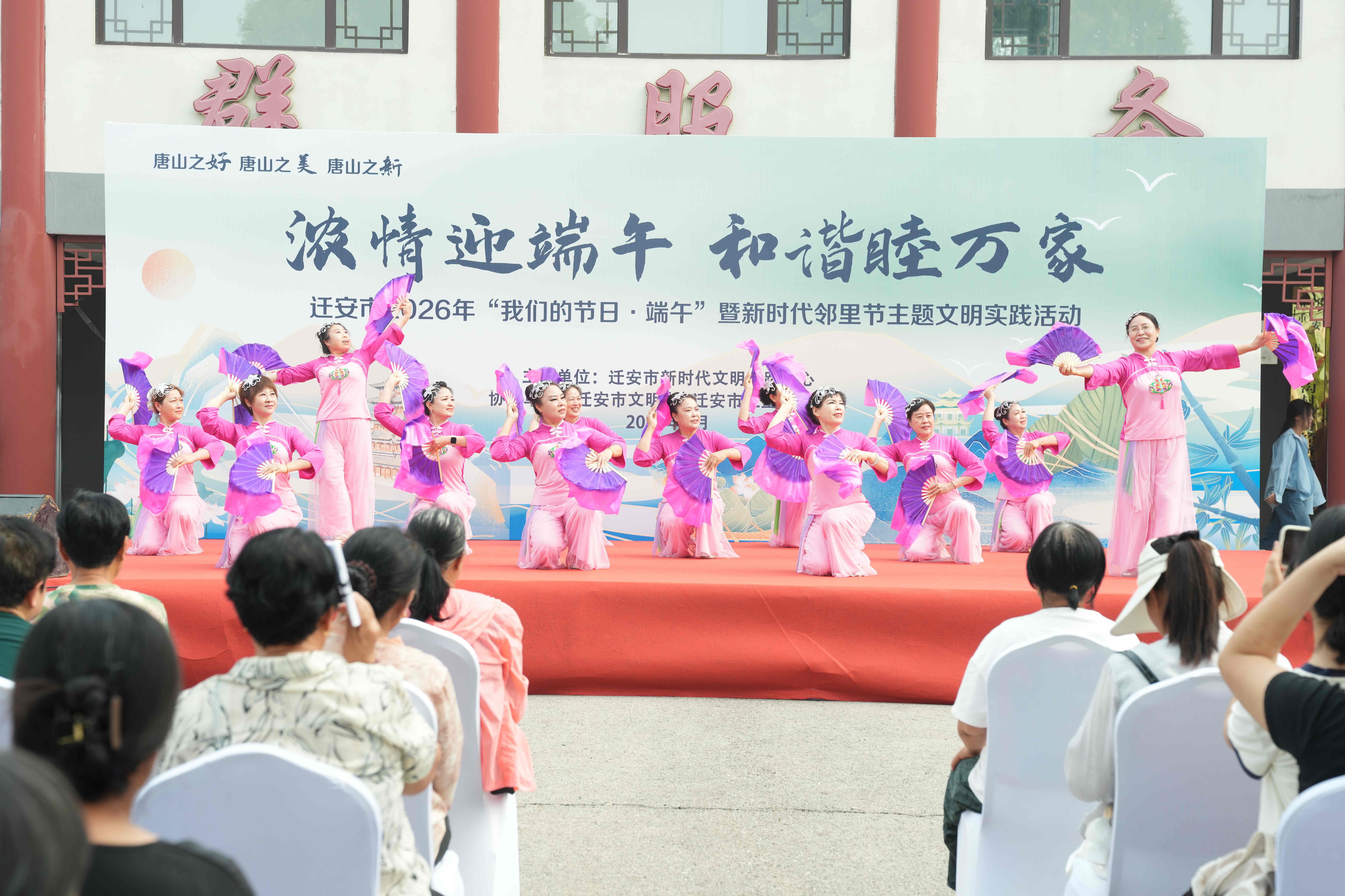 舞蹈《幸福花儿开》正在上演。张泽慧摄