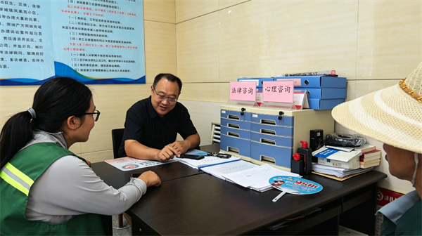 活动现场为环卫工人提供法律咨询与心理疏导服务。江浩南摄