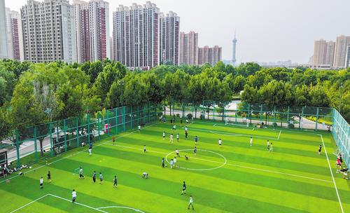 6月16日,市民在石家庄市体育公园运动健身。本报记者 史晟全摄