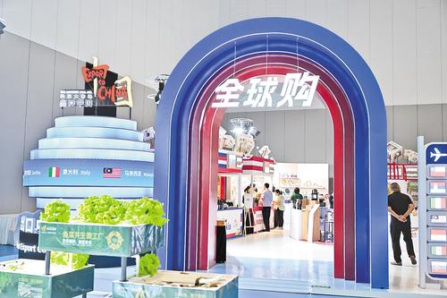 6月17日，观众在廊坊经洽会新业态新模式新场景消费展全球购展区参观选购。 本报记者 赵永辉摄