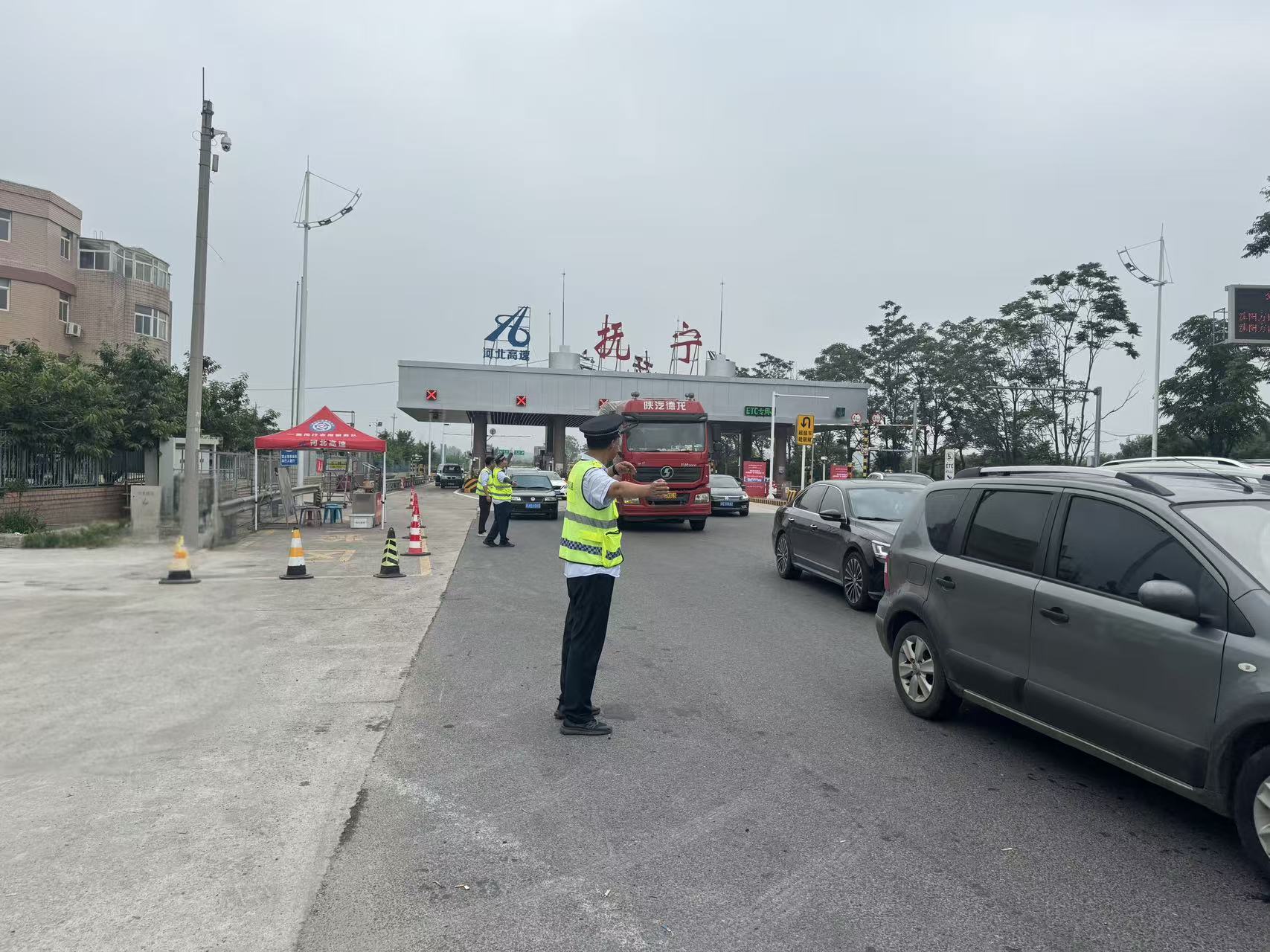 工作人员正在指挥疏散车流。河北高速集团京秦分公司供图