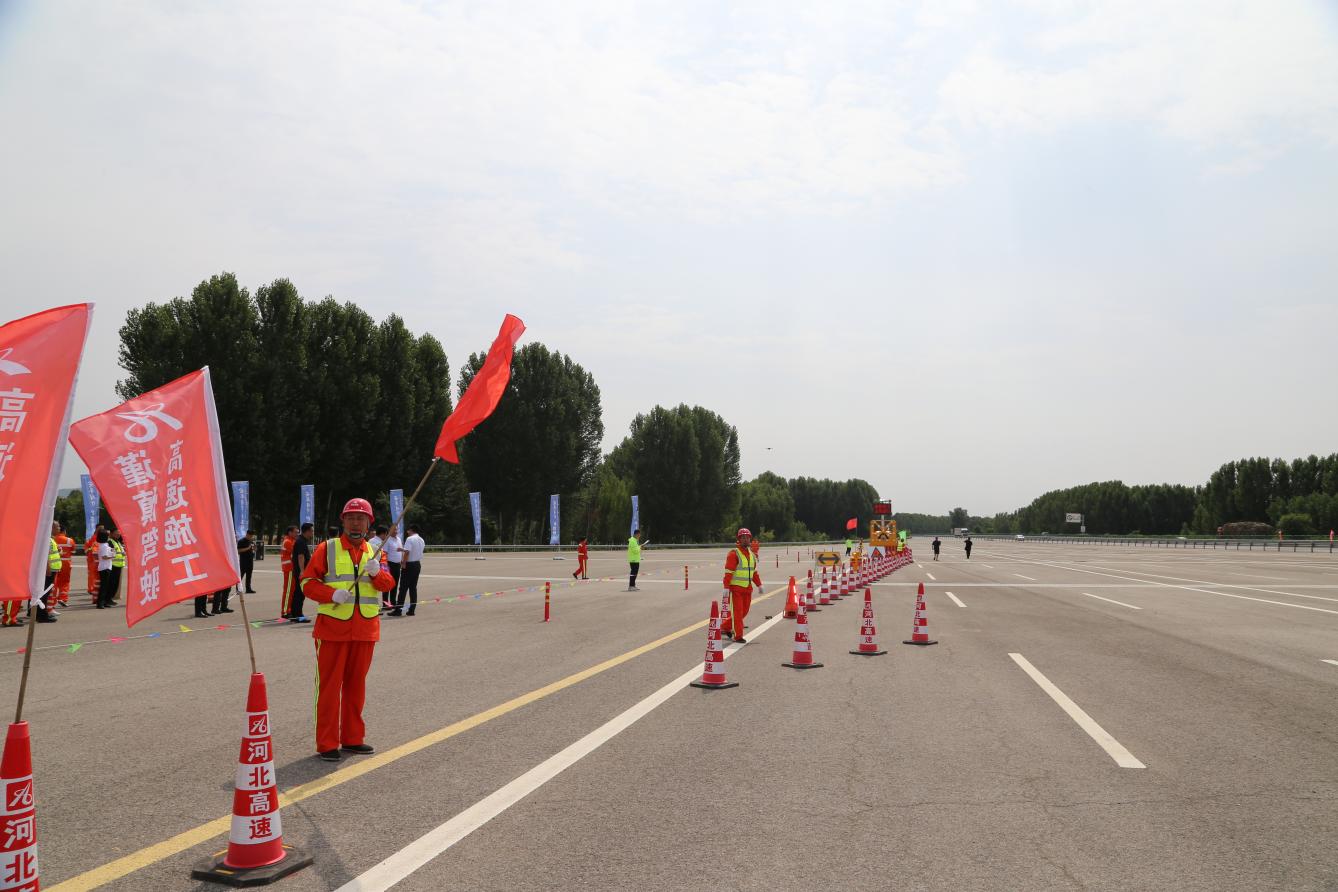 养护分公司秦皇岛分中心作业区布设人员正在进行高速公路占道施工作业区布设演练。李雪康摄