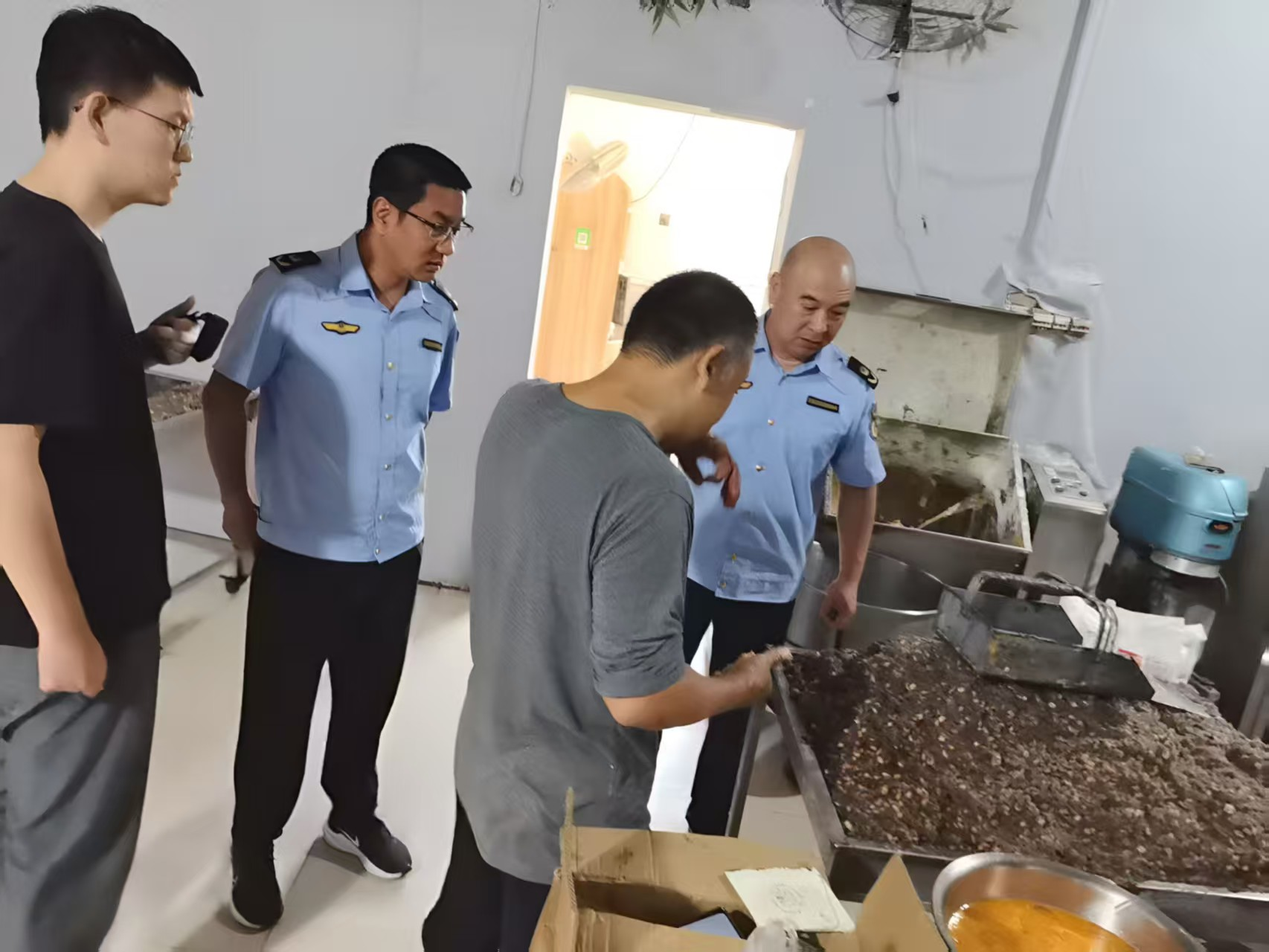 滦州市市场监督管理局雷庄分局副局长刘振宇深入涉诉小作坊实地走访，摸排真实情况。滦州市市市场监督管理局供图