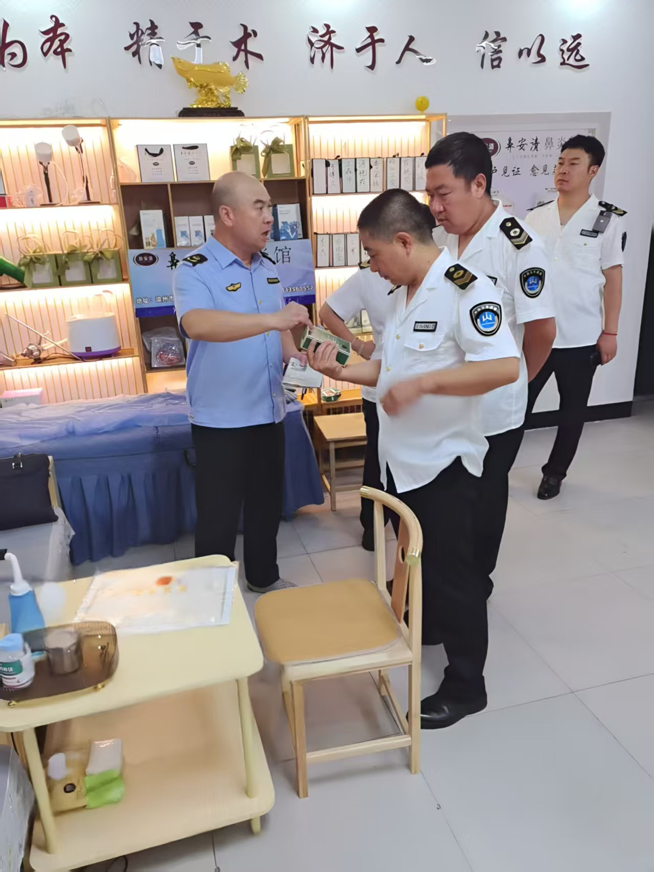 滦州市市场监督管理局雷庄分局副局长刘振宇联合卫健部门前往涉诉商户现场检查，研判商家经营行为是否合规。滦州市市市场监督管理局供图