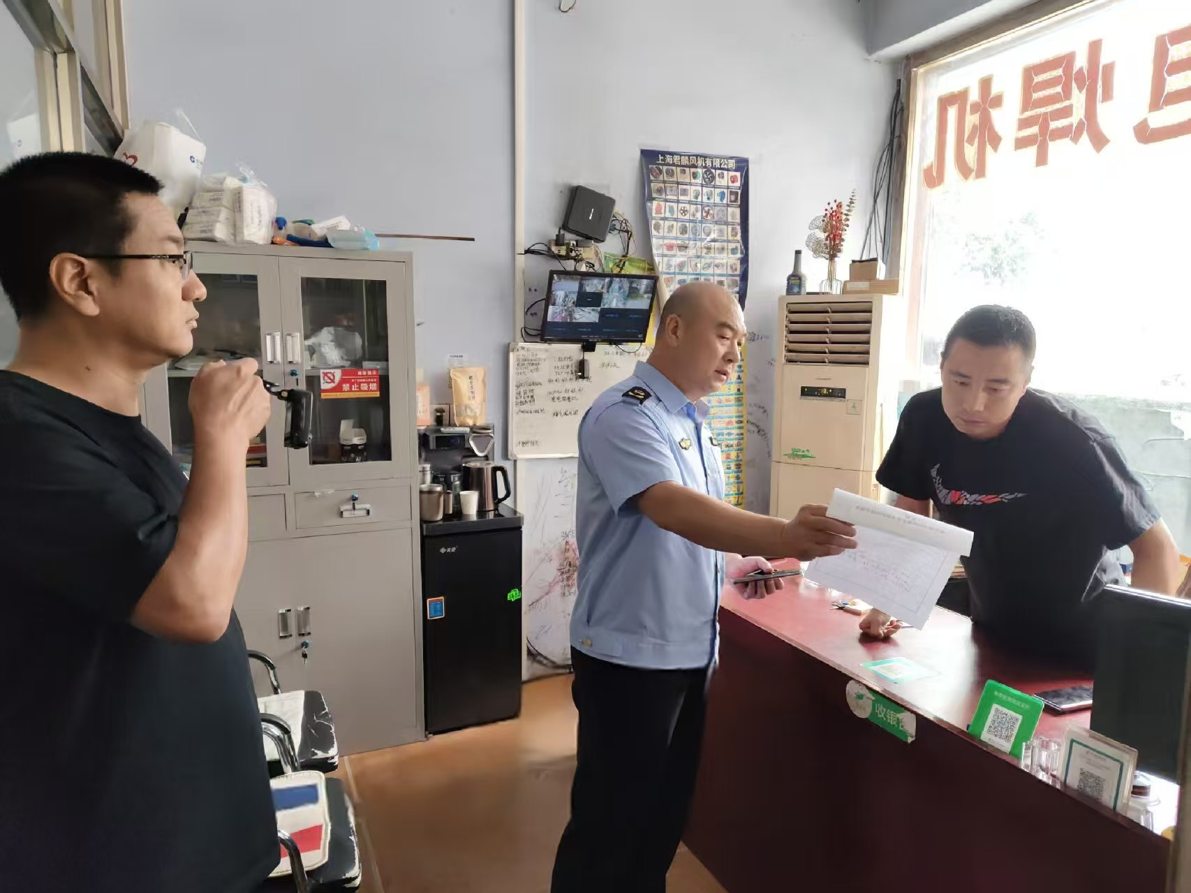 滦州市市场监督管理局雷庄分局副局长刘振宇针对群众投诉线索，赴涉事商户开展实地核查并开展普法宣传。滦州市市市场监督管理局供图