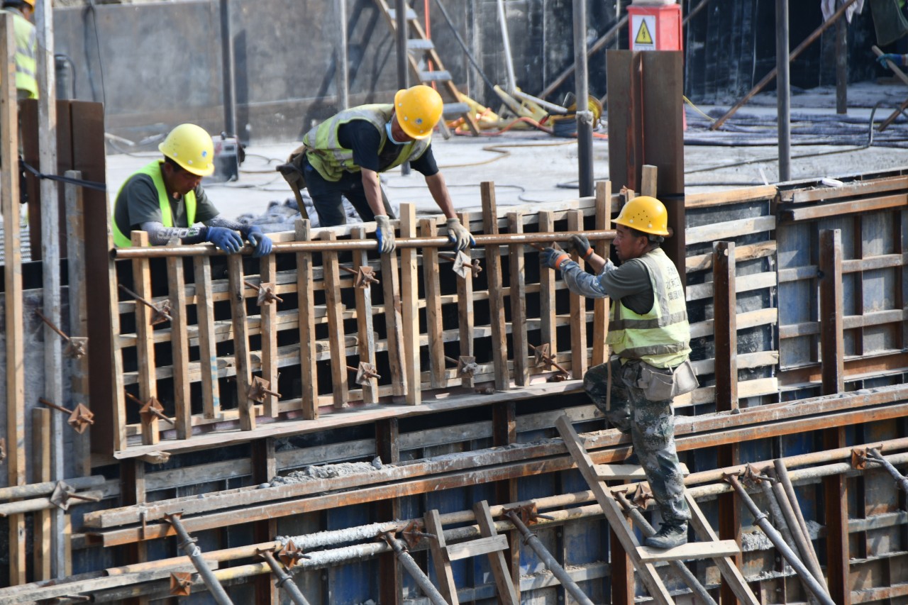 6月24日，在邯郸市永年区娄里水库工程建设现场，工人正在施工作业。程名摄