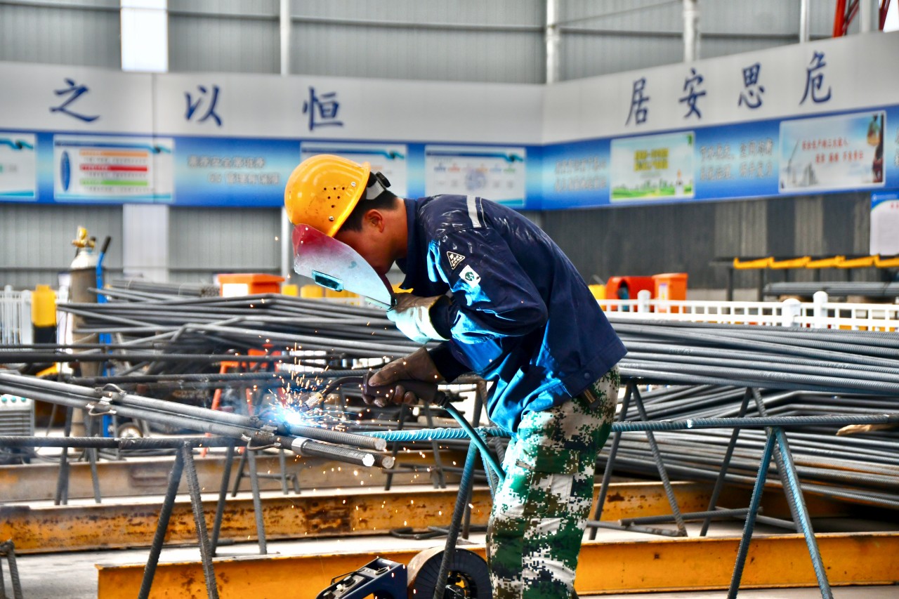 6月24日，在邯郸市永年区娄里水库工程智能钢筋加工中心，工人正在焊接钢筋。程名摄