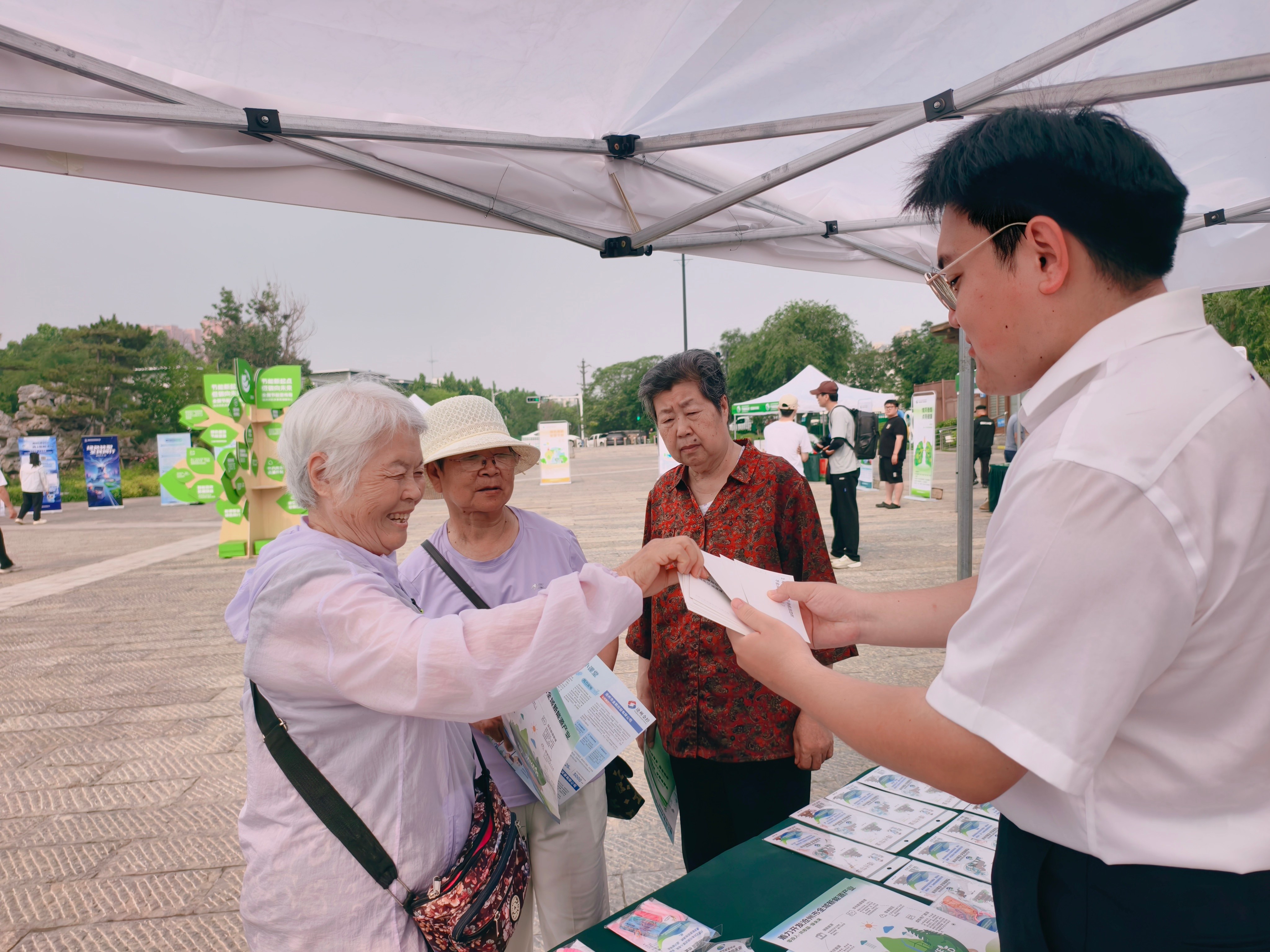 市民参与节能知识问答游戏。鲁萍摄