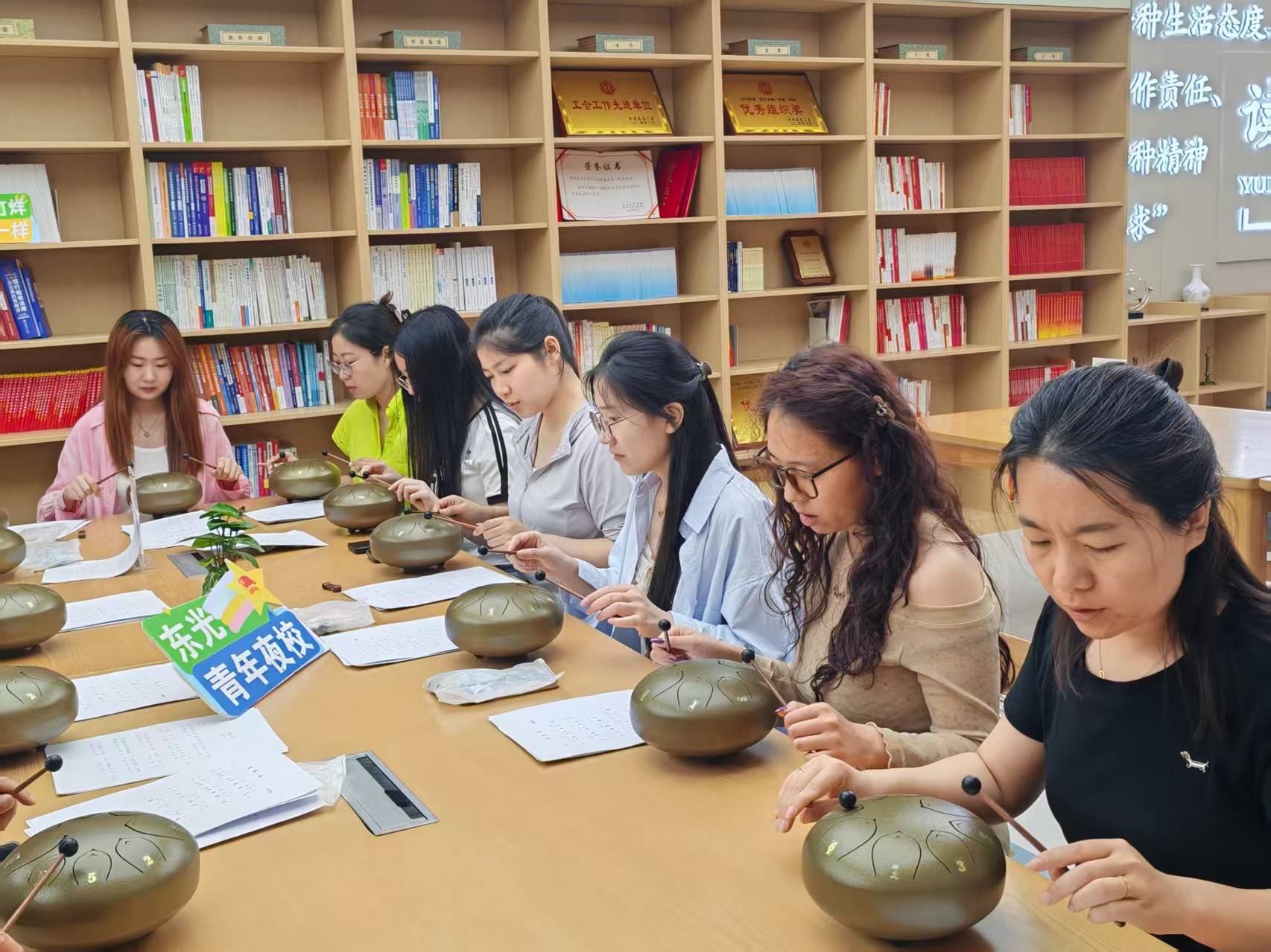 青年学员练习空灵鼓。孙汝霞摄