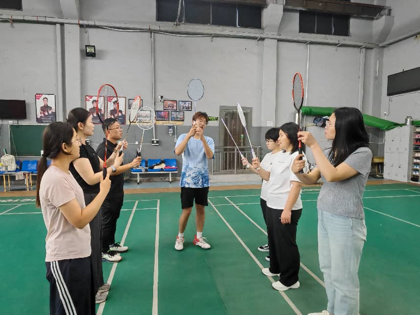 老师示范羽毛球握拍动作。孙汝霞摄