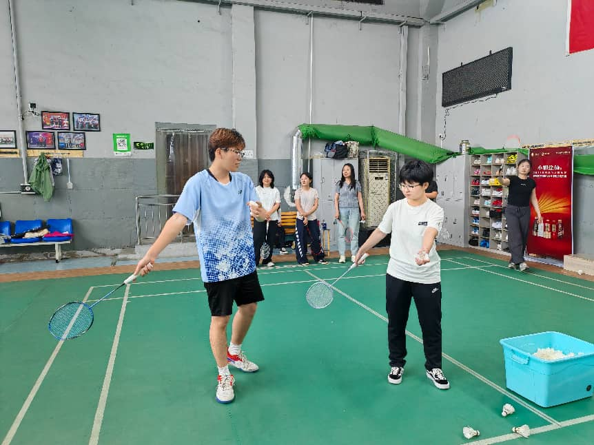 老师指导学员练习发球。孟悦摄