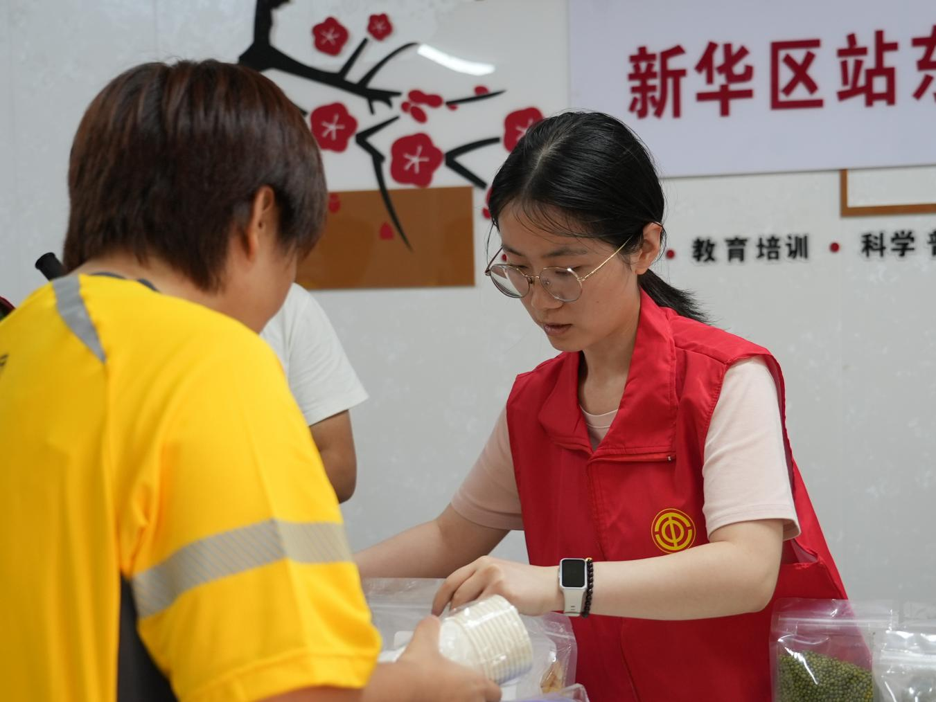 志愿者送上防暑物资。李虹熹摄