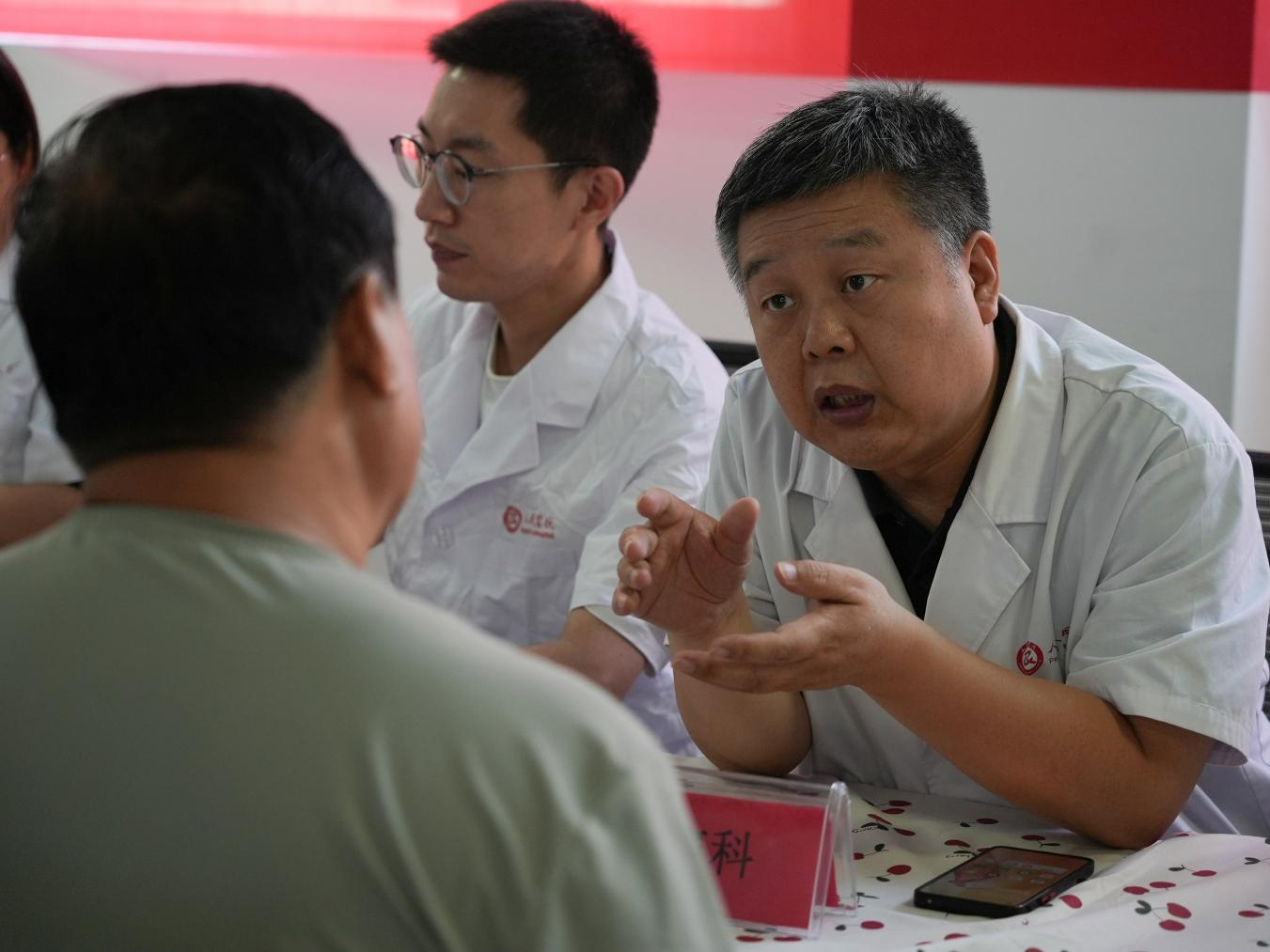 医护人员为居民提供诊疗服务。李虹熹摄
