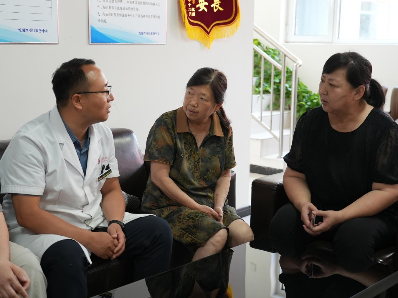 医护人员解答居民疑问。李虹熹摄