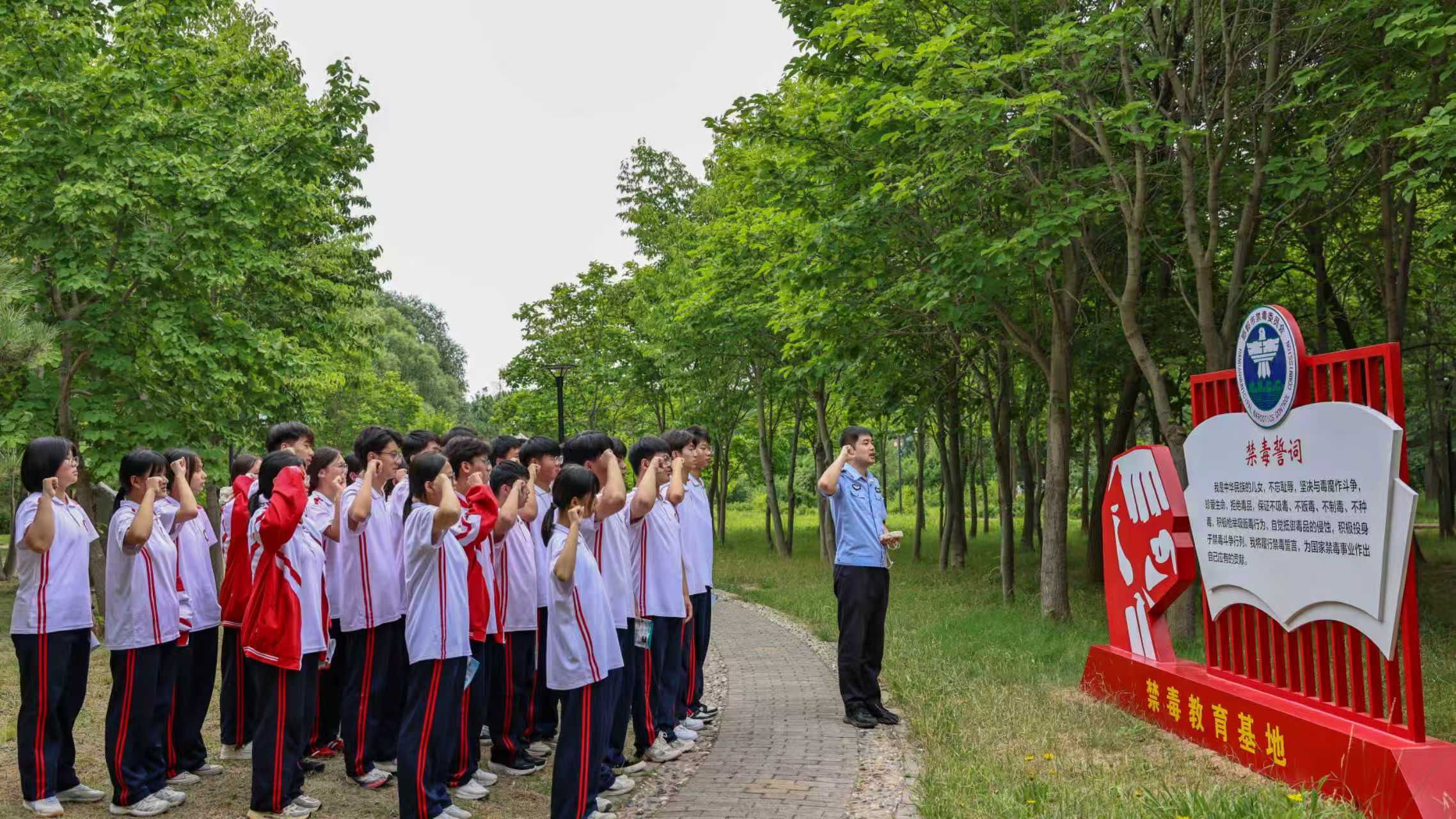 工作人员带领学生作禁毒宣誓。邓博摄