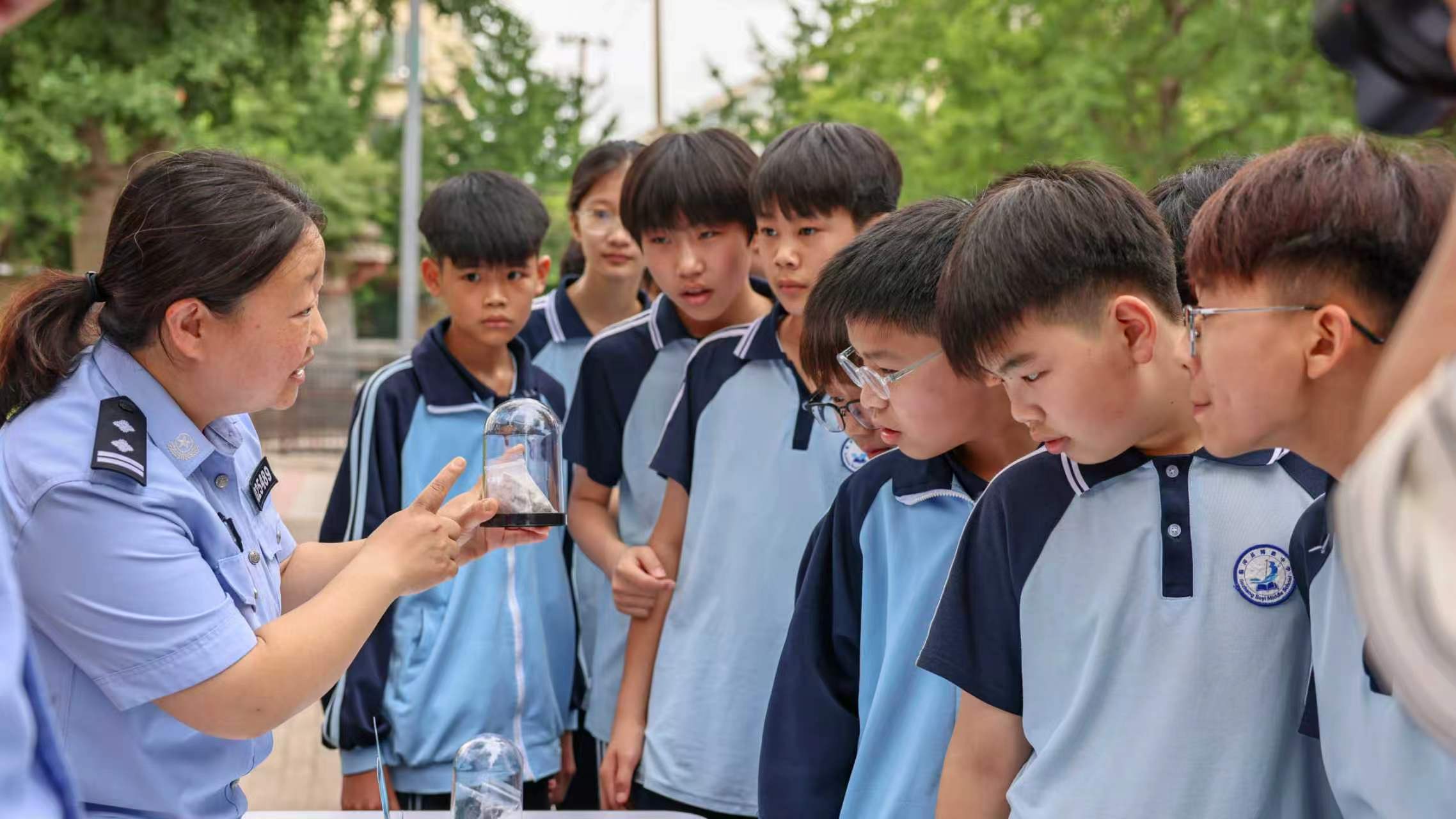 现场工作人员在为学生讲解毒品知识。邓博摄