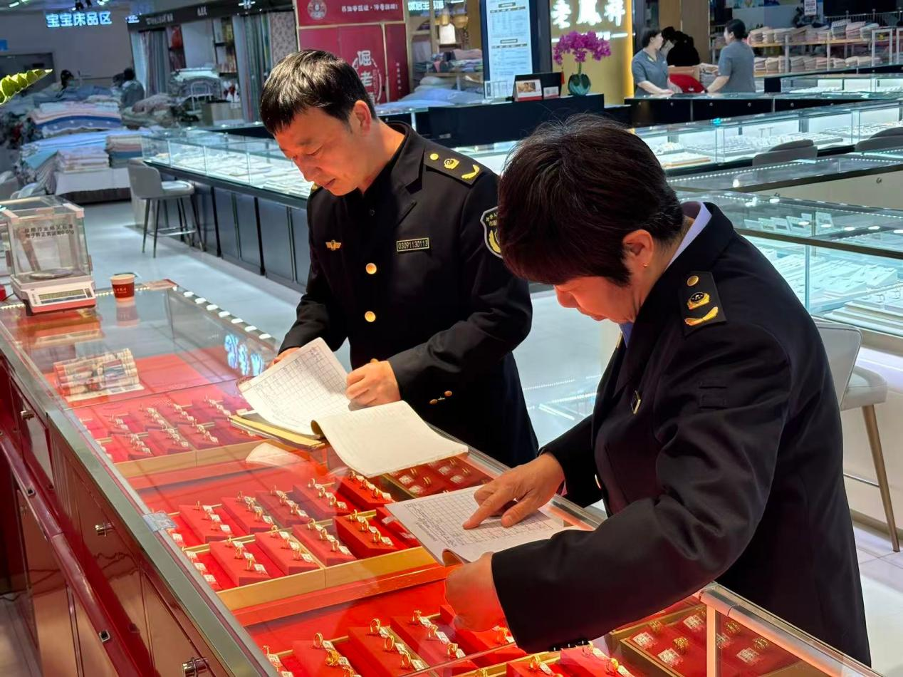 沧州市献县市场监督管理局消保股四级主任科员张西伟深入辖区黄金珠宝经营主体一线，深挖黄金交易纠纷源头化解群众诉求。沧州市献县市场监督管理局供图