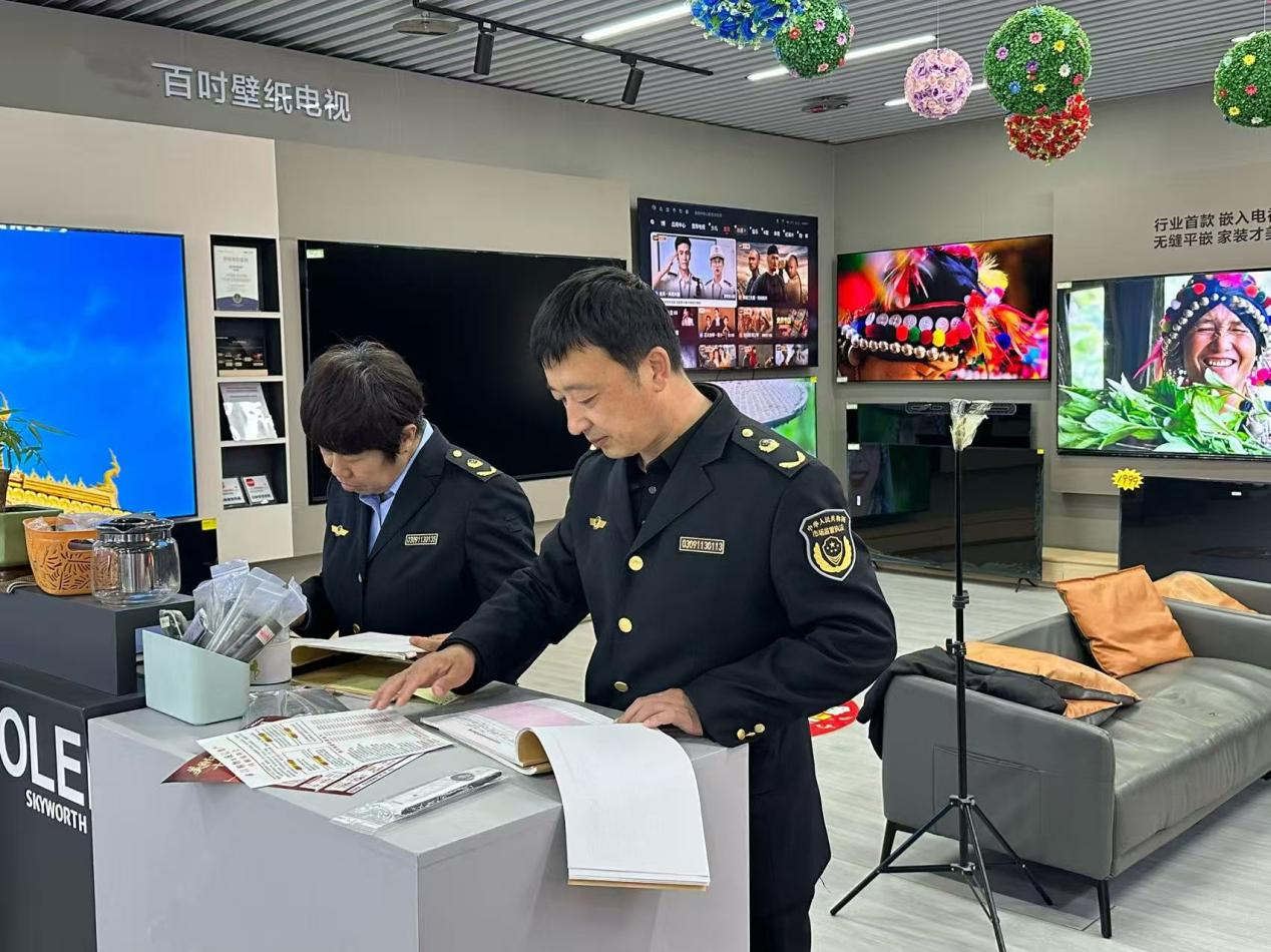 沧州市献县市场监督管理局消保股四级主任科员张西伟深入辖区涉诉企业实地走访，摸排真实情况。沧州市献县市场监督管理局供图