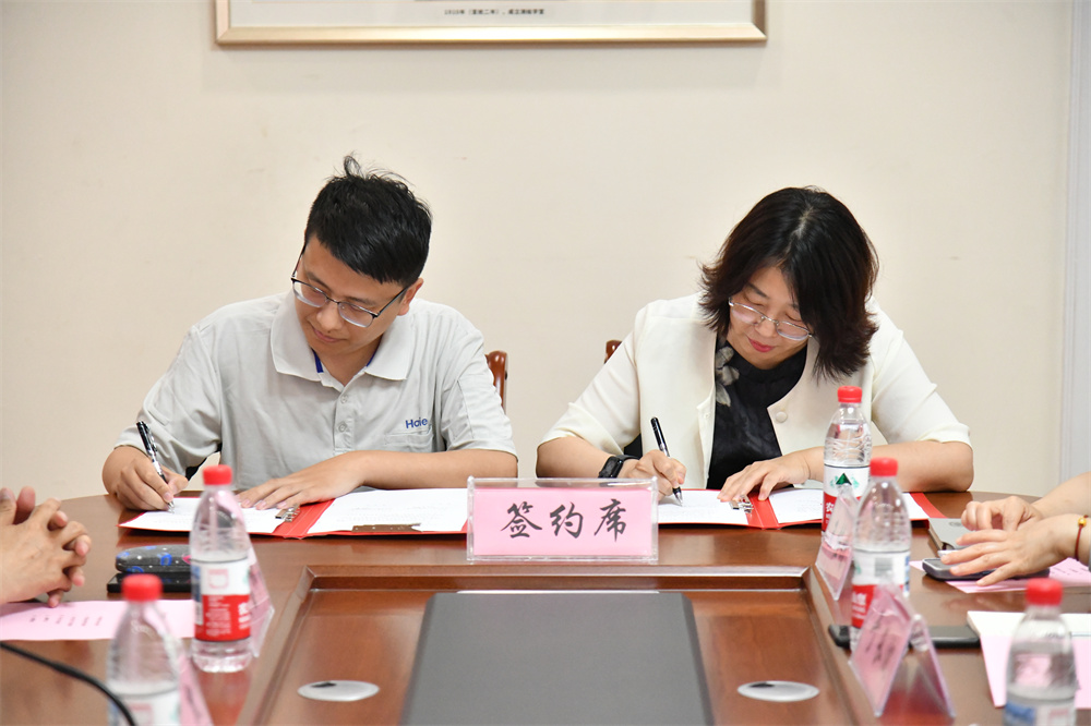 校企双方签订协议。董燮与摄