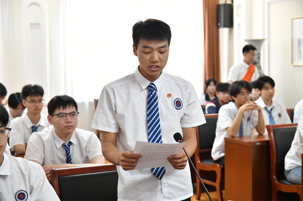 学生代表发言。董燮与摄