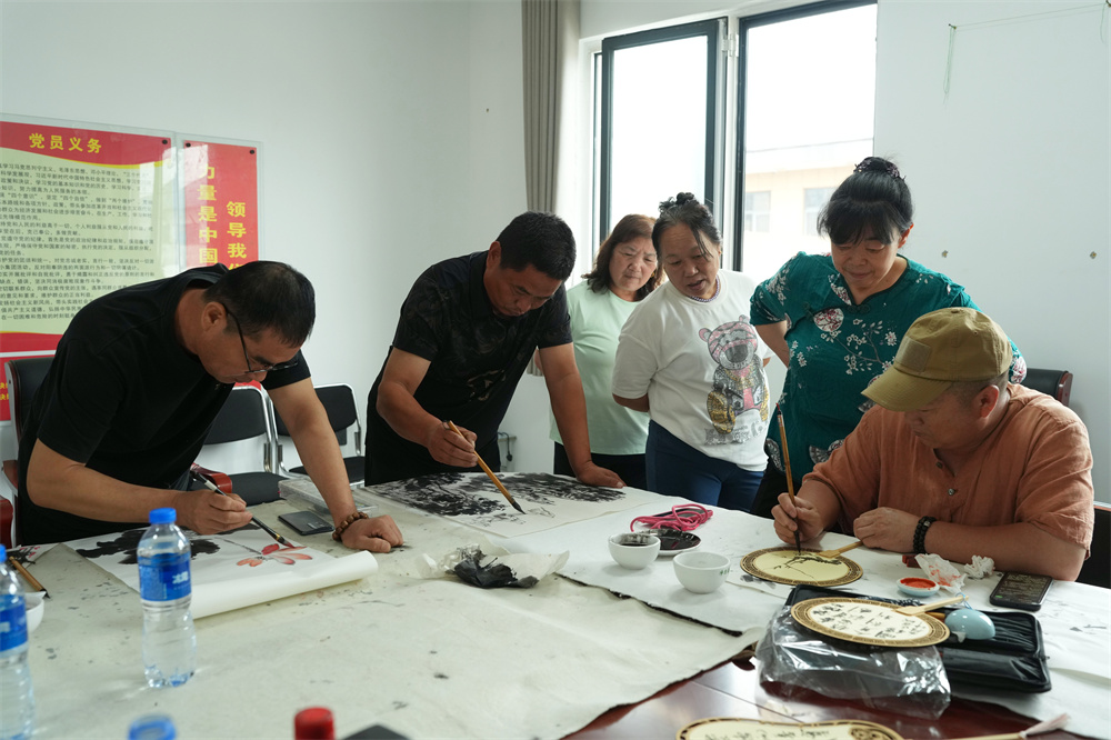 书画爱好者正在创作美术作品。张泽慧摄