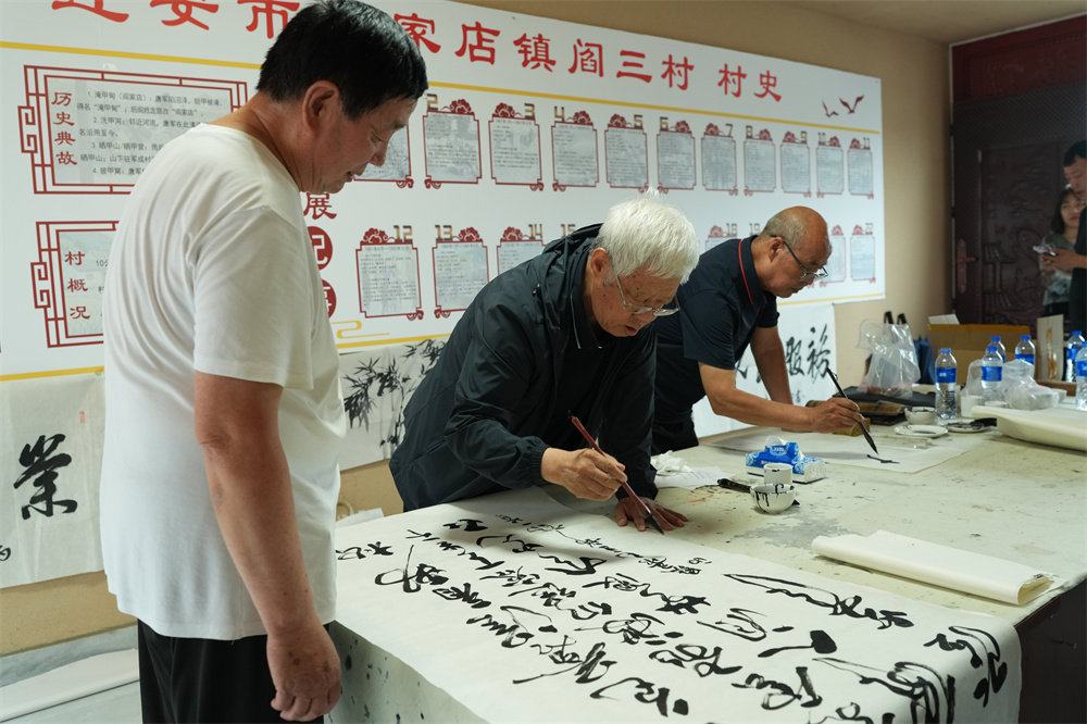书画爱好者正在创作书法作品。张泽慧摄