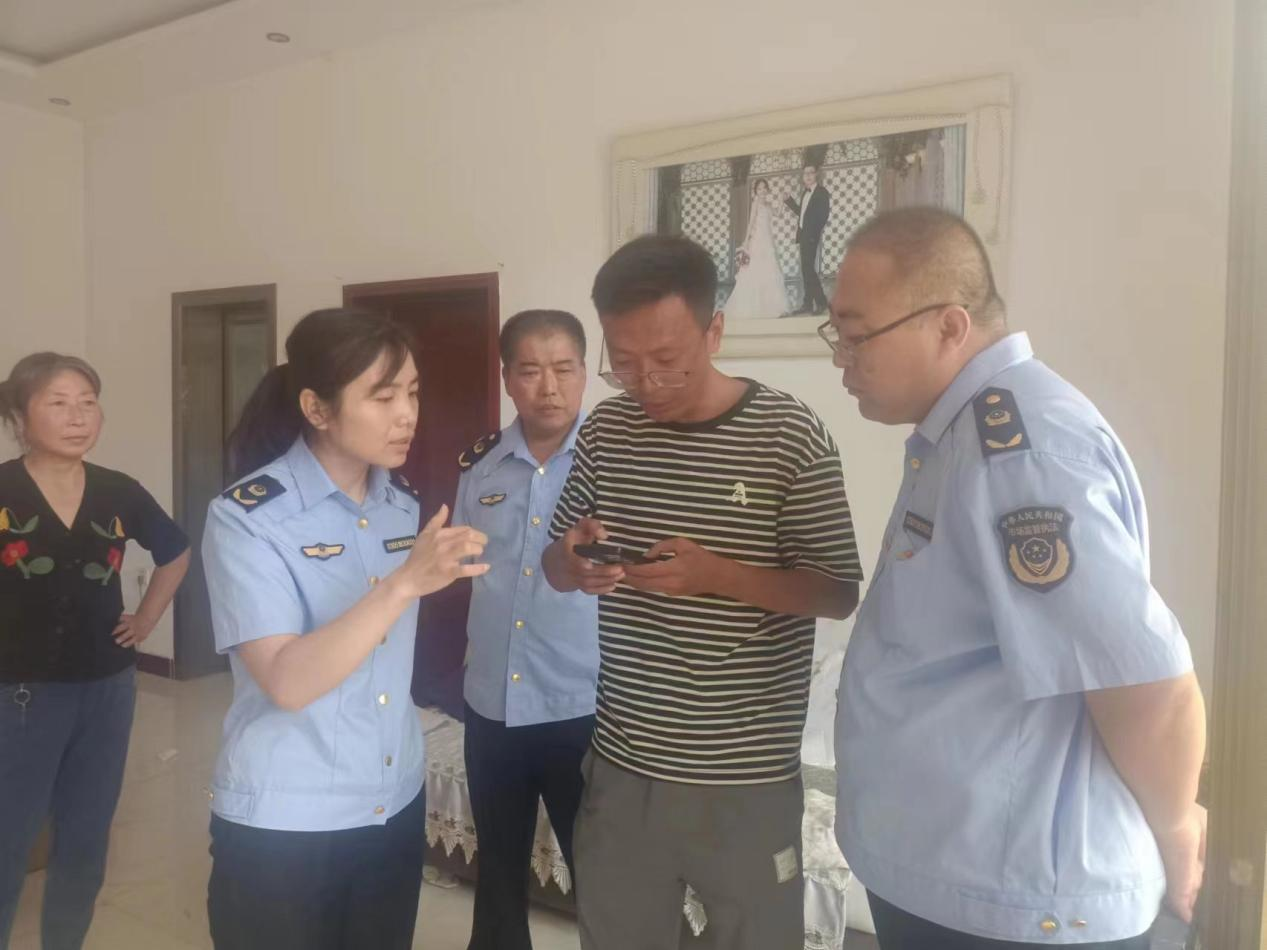 邢台市南和区市场监督管理局消保股股长吕静深入涉诉企业，核查情况。邢台市南和区市场监督管理局供图